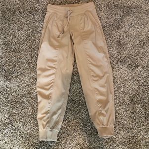 LULULEMON DANCE STUDIO JOGGERS🤎